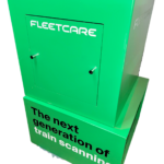 (Suomi) Alkuperäinen VR Fleetcare "Train Scanner" puinen esittelykaluste ja jalusta