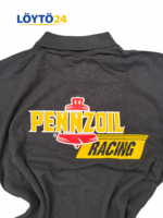 Lähikuva selän painatuksesta ja Pennzoil Racing-logosta.,
