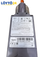 Lähikuva Dyson V10 -varsi-imurin akun tyyppitarrasta, jossa näkyvät mallimerkintä, sarjanumero ja akun tekniset tiedot