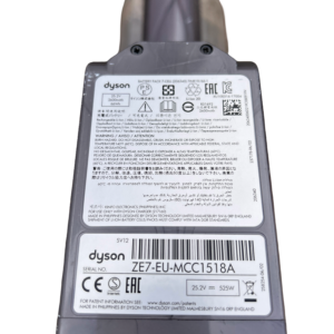 Lähikuva Dyson V10 -varsi-imurin akun tyyppitarrasta, jossa näkyvät mallimerkintä, sarjanumero ja akun tekniset tiedot