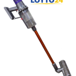 Käytetty Dyson Cyclone V10 varsi-imuri koottuna oranssilla varrella ja moottoroidulla suulakkeella.