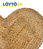 Lähikuva paksusta ja tiiviisti punotusta, beigenvärisestä 100 % juuttitabletin lettimäisestä luonnonkuitupinnasta.