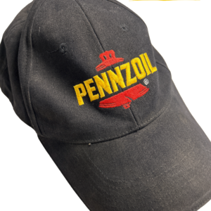 Musta vintage Pennzoil lippis keltaisella ja punaisella brodeerauksella kuvattuna yläviistosta