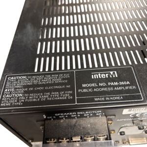 Inter-M PAM-360A Public Address Amplifier -malli- ja tyyppikilpi laitteen takapaneelissa.