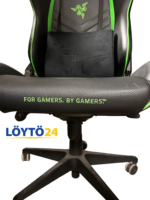 Razer Tarok Pro pelituolin etureuna tekstillä For Gamers By Gamers