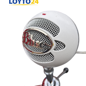 Valkoinen Blue Snowball USB-mikrofoni metallisella kolmijalalla ja siihen kytketty harmaa USB-kaapeli.
