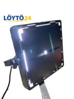 Ledgo LG-600CSC -valaisin toiminnassa ja päällä jalustaan kiinnitettynä.