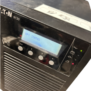 Eaton 9130 UPS kytkettynä päälle – UPS STATUS -näyttö
