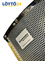 Kuva 3 (Marantz Professional -logo): Marantz Professional Sound Shield Compact metallilogo lähikuvassa