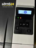 HP LaserJet Pro M404n LCD-näyttö, näppäimistö ja syttynyt kelta-vihreä merkkivalo