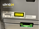 Brother MFC-L2700DW mallimerkintä ja sarjanumeron tyyppikilpi