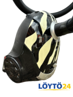 Mustakeltaraitainen seeprakuvioitu Clas Ohlson 1800W pölynimuri lähikuvassa.