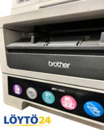 Lähikuva Brother MFC-7360N -tulostimen etupaneelin ominaisuustarroista (24ppm, HQ1200, 250 sheet paper tray, Network ready).