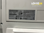Lähikuva HP LaserJet Pro M501dn -tulostimen tyyppikilvestä ja sarjanumerosta (PHBBR6D011, J8H61A).