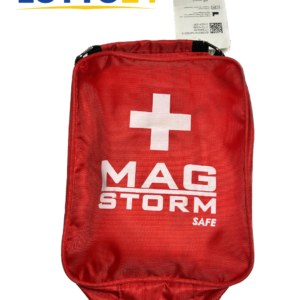 Punainen Mag-Storm Safe -ensiapulaukku valkoisella ristilogolla.