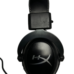 HyperX Cloud II -kuulokkeen kupin ulkopuoli ja silkkipainettu HyperX-logo.