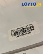 Kassalipaan pohjassa oleva tuotetarra mallimerkinnällä Cash Drawer CX-350E