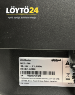 Lähikuva Dahua DHL22-F600 -näytön tyyppikilvestä ja sarjanumerosta.