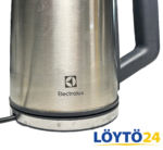 Electrolux-vedenkeittimen teräsrunko ja Electrolux-logo lähikuvassa
