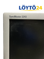 Näytön kehyksen yläkulmassa näkyvä mallimerkintä SyncMaster 2243