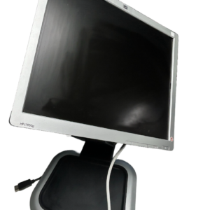 HP L1950g 19" LCD-näyttö edestä kuvattuna säädettävällä jalustalla.